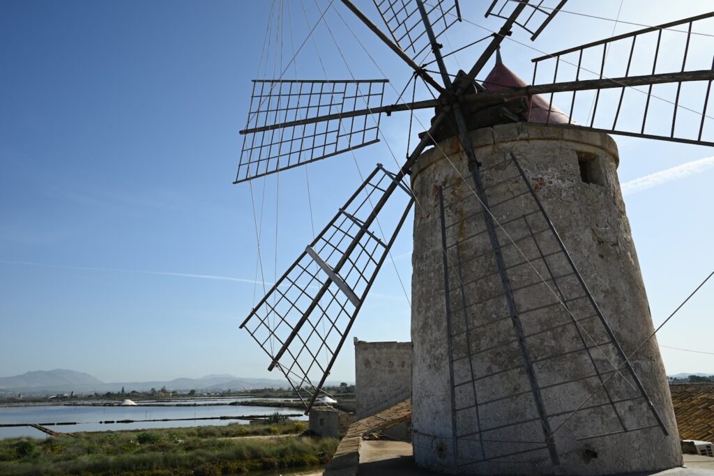mulino preso la riserva delle saline di trapani