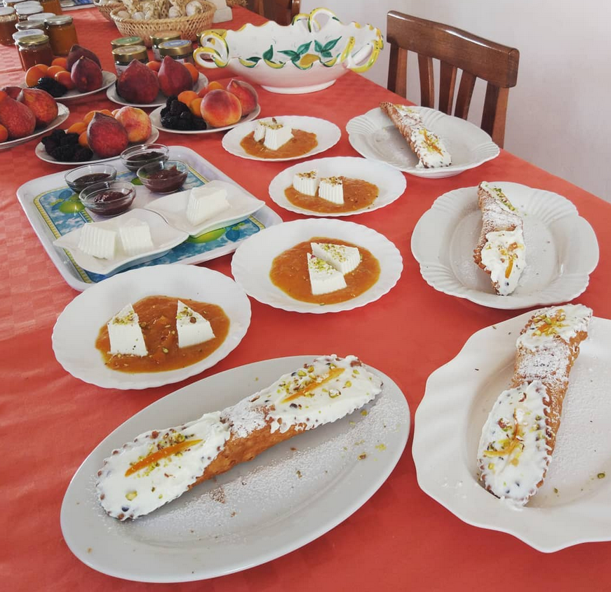 Cannoli e dolci siciliani tipici a colazione B&B Trapani