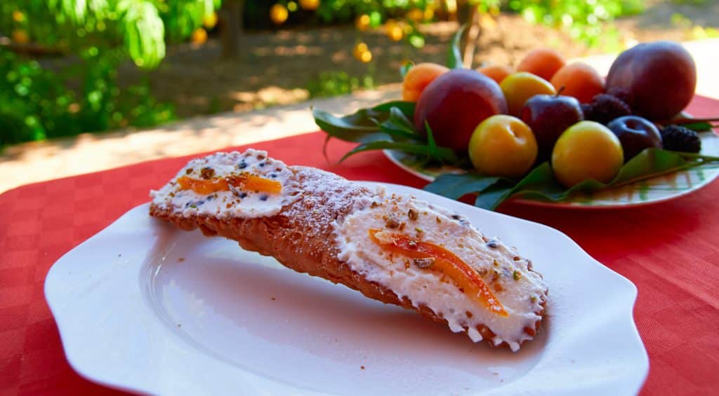 cannolo con ricotta del b&b casolare nelle saline