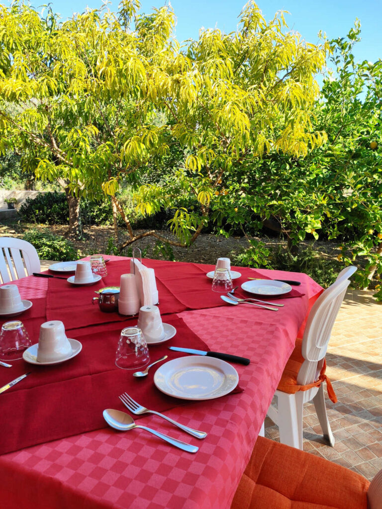 Colazione in giardino B&B Casolare nelle Saline Paceco Trapani