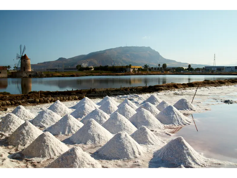 estrazione del sale dalle saline di trapani